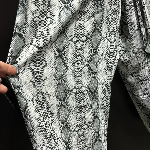 SOHO Apparel Wide leg, crop,snake skin print elastic waist w/tie, pockets,summer - Picture 4 of 11